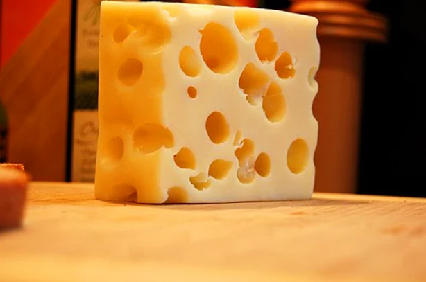 Foto - Peynirdeki delikler nasıl oluşuyor?
