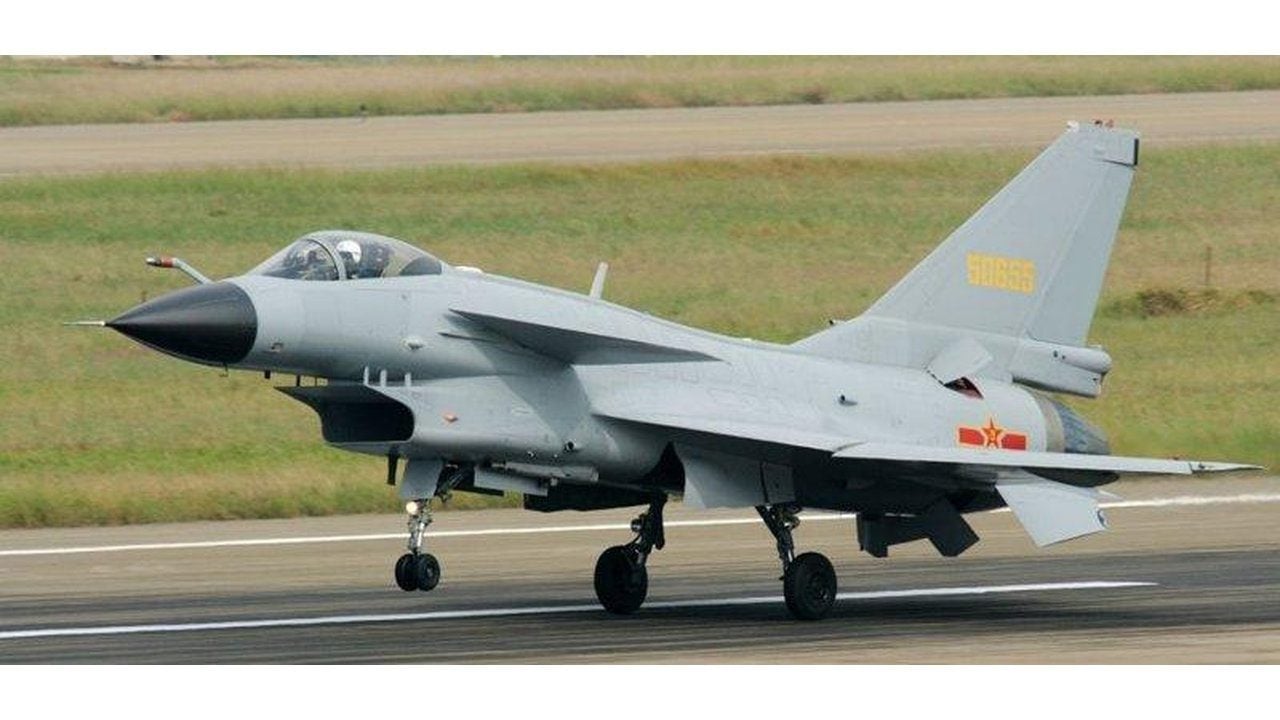 Foto - Pilotlar apar topar eğitime gitti bile! 25 adet J-10 savaş uçağı sessiz sedasız yola çıktı