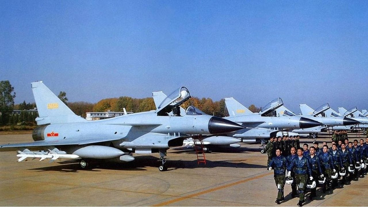 Foto - Pilotlar apar topar eğitime gitti bile! 25 adet J-10 savaş uçağı sessiz sedasız yola çıktı