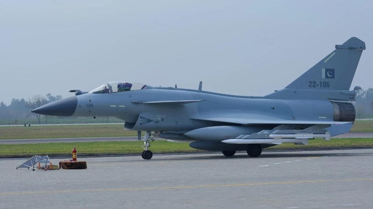 Foto - Pilotlar apar topar eğitime gitti bile! 25 adet J-10 savaş uçağı sessiz sedasız yola çıktı
