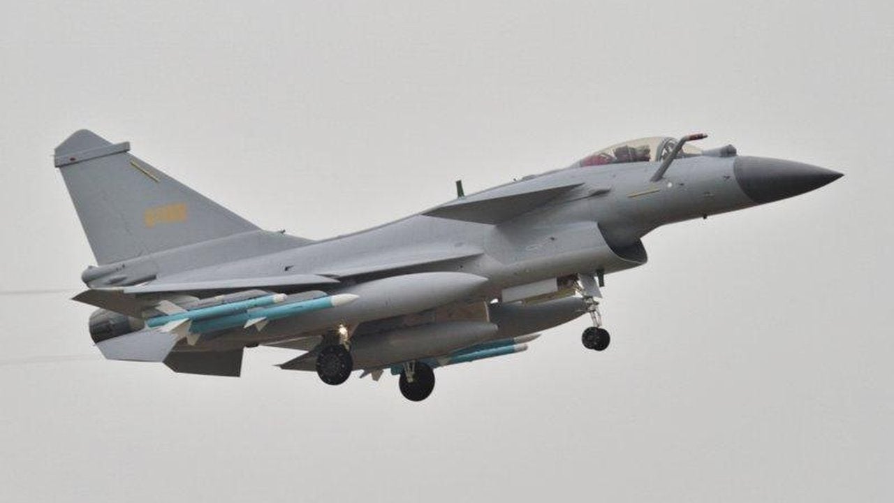 Foto - Pilotlar apar topar eğitime gitti bile! 25 adet J-10 savaş uçağı sessiz sedasız yola çıktı