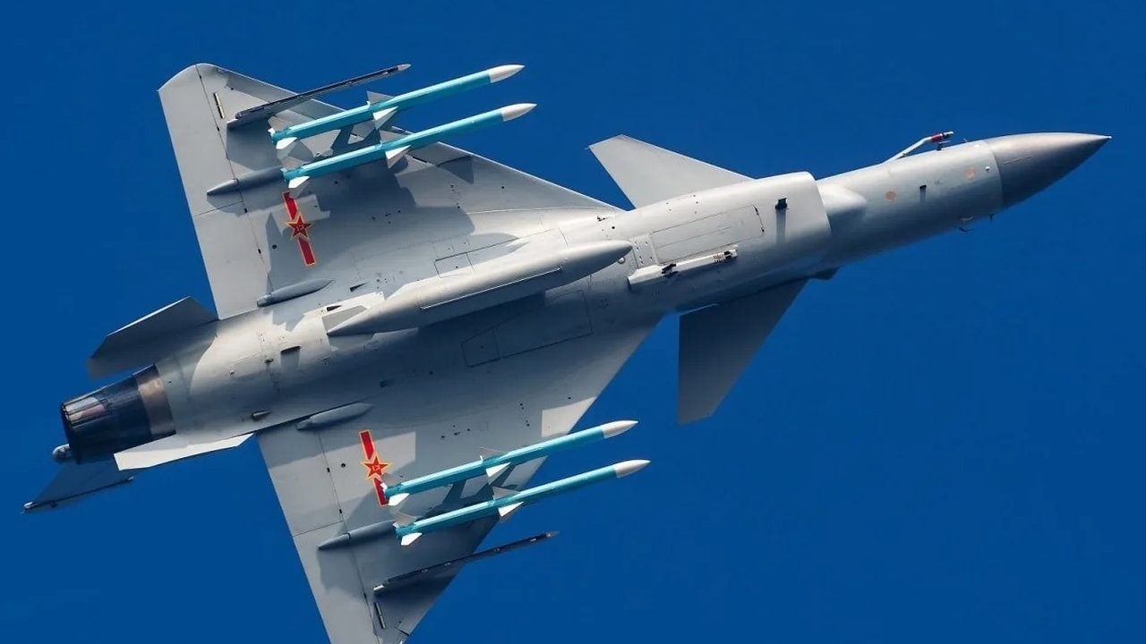 Foto - Pilotlar apar topar eğitime gitti bile! 25 adet J-10 savaş uçağı sessiz sedasız yola çıktı