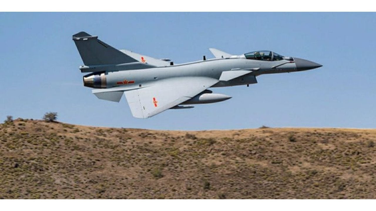 Foto - Pilotlar apar topar eğitime gitti bile! 25 adet J-10 savaş uçağı sessiz sedasız yola çıktı