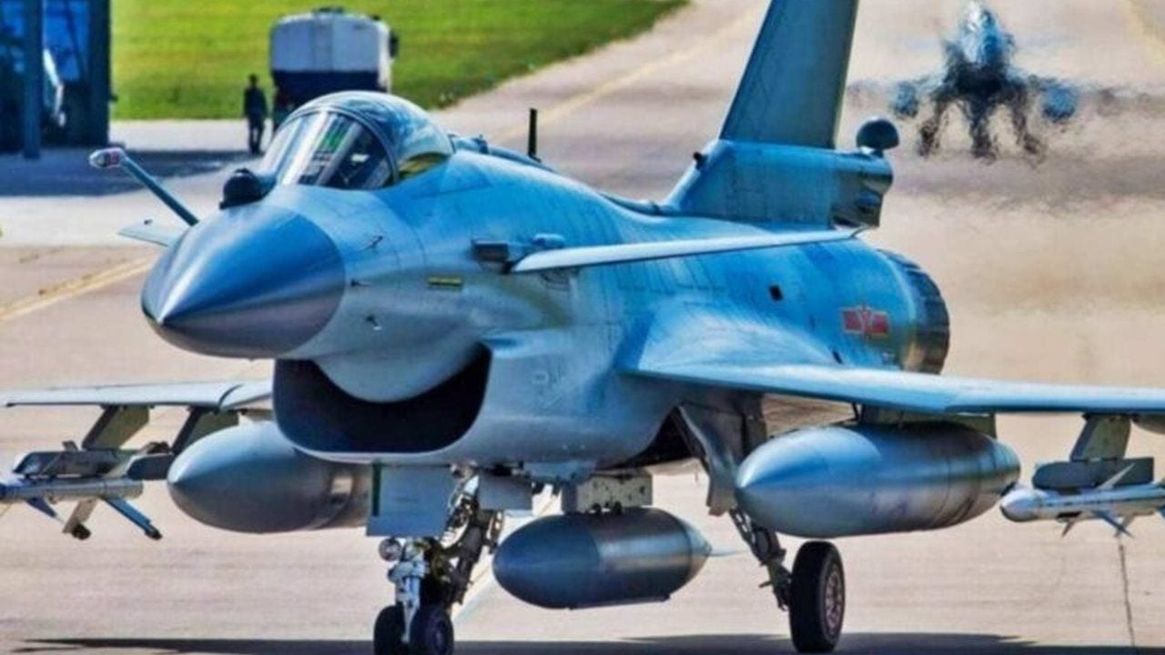 Foto - Pilotlar apar topar eğitime gitti bile! 25 adet J-10 savaş uçağı sessiz sedasız yola çıktı