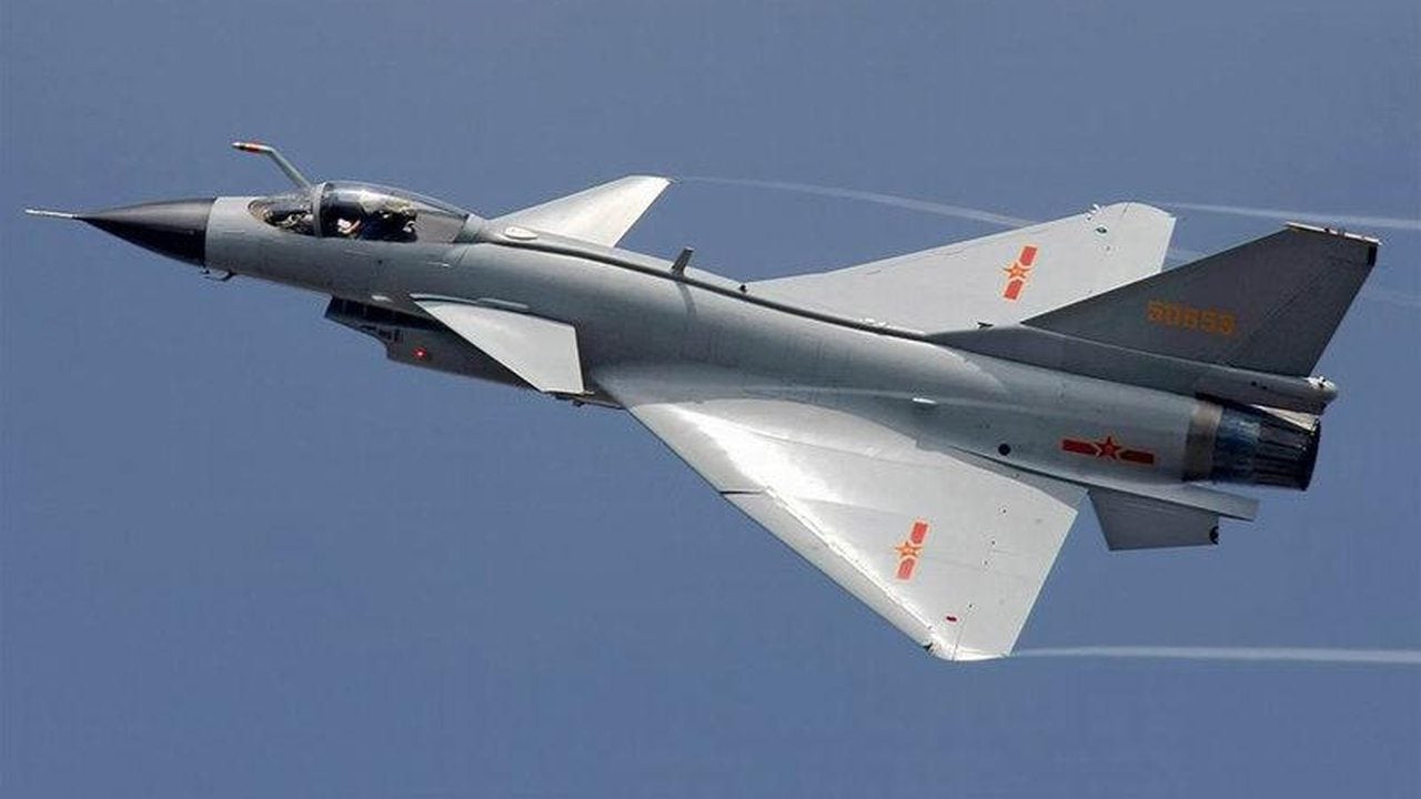 Foto - Pilotlar apar topar eğitime gitti bile! 25 adet J-10 savaş uçağı sessiz sedasız yola çıktı