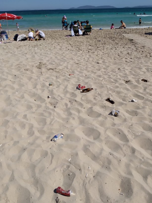 Foto - Pislik ve çöp ‘Çeşme’si! Sosyete atıyor CHP'li belediye izliyor