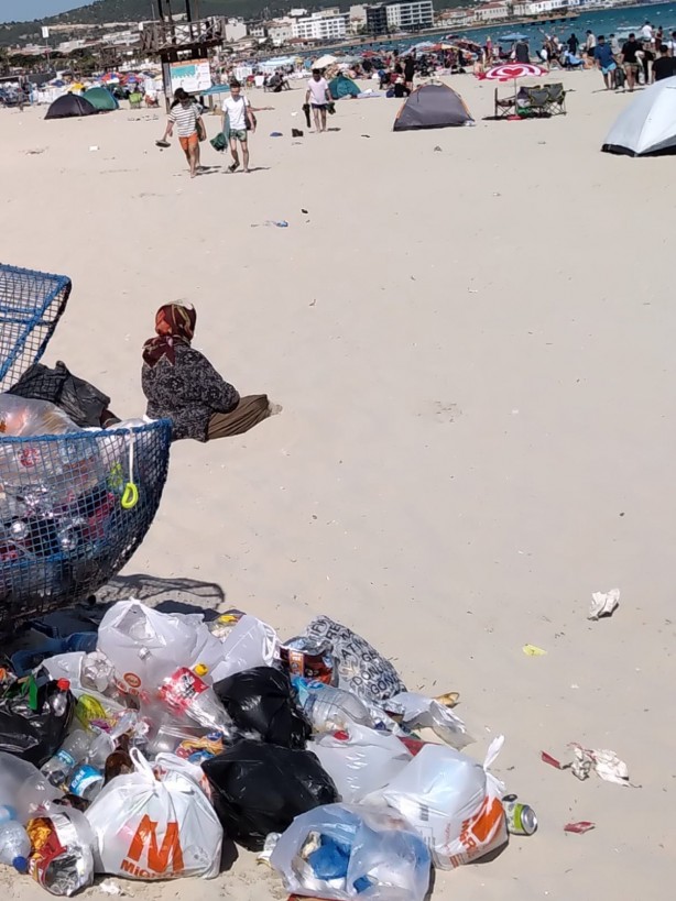 Foto - Pislik ve çöp ‘Çeşme’si! Sosyete atıyor CHP'li belediye izliyor