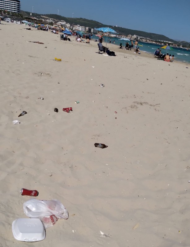 Foto - Pislik ve çöp ‘Çeşme’si! Sosyete atıyor CHP'li belediye izliyor