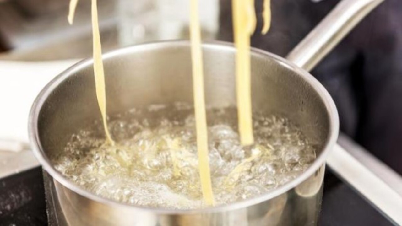 Pişman olabilirsiniz! Makarnanın suyunu dökenler dikkat