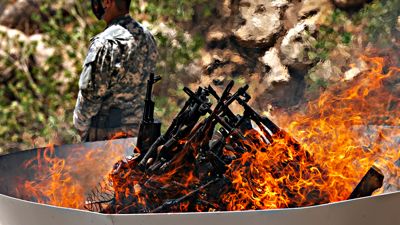 Foto - PKK silahları yakarken vatandaşlar sevinç kutlaması yaptı! Başkan Erdoğan ve Bahçeli'ye teşekkür