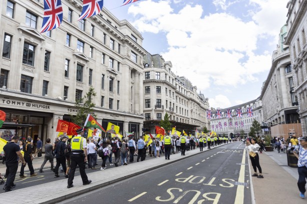 Foto - PKK yandaşları Londra’da yürüdü! Azerbaycan Türkü’ne saldırdılar