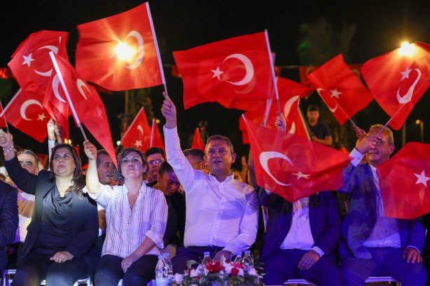 Foto - PKK’lının taziyesine gitmek umurlarında bile değil! CHP’den Suavi konserine tam kadro katılım