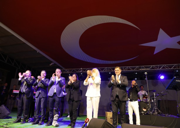 PKK’lının taziyesine gitmek umurlarında bile değil! CHP’den Suavi konserine tam kadro katılım