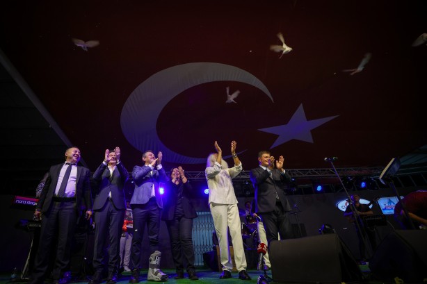Foto - PKK’lının taziyesine gitmek umurlarında bile değil! CHP’den Suavi konserine tam kadro katılım