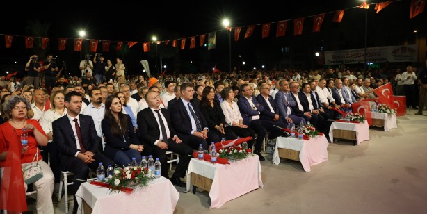 Foto - PKK’lının taziyesine gitmek umurlarında bile değil! CHP’den Suavi konserine tam kadro katılım