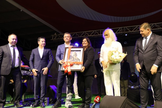 Foto - PKK’lının taziyesine gitmek umurlarında bile değil! CHP’den Suavi konserine tam kadro katılım