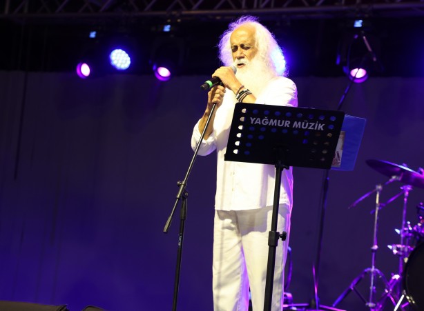 Foto - PKK’lının taziyesine gitmek umurlarında bile değil! CHP’den Suavi konserine tam kadro katılım