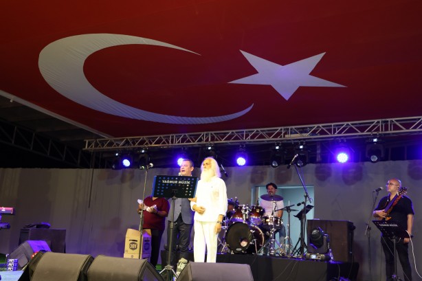 Foto - PKK’lının taziyesine gitmek umurlarında bile değil! CHP’den Suavi konserine tam kadro katılım