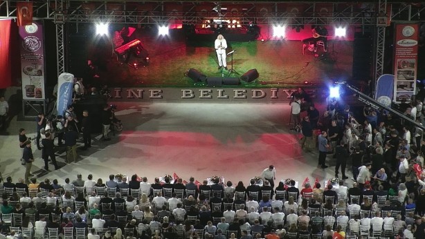 Foto - PKK’lının taziyesine gitmek umurlarında bile değil! CHP’den Suavi konserine tam kadro katılım