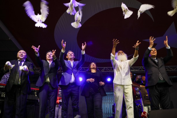 Foto - PKK’lının taziyesine gitmek umurlarında bile değil! CHP’den Suavi konserine tam kadro katılım