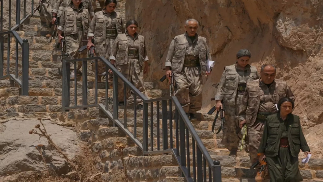 Foto - PKK’nın silahları yaktığı anda dikkat çeken detay! Hiç kimse onu orada görmeyi beklemiyordu