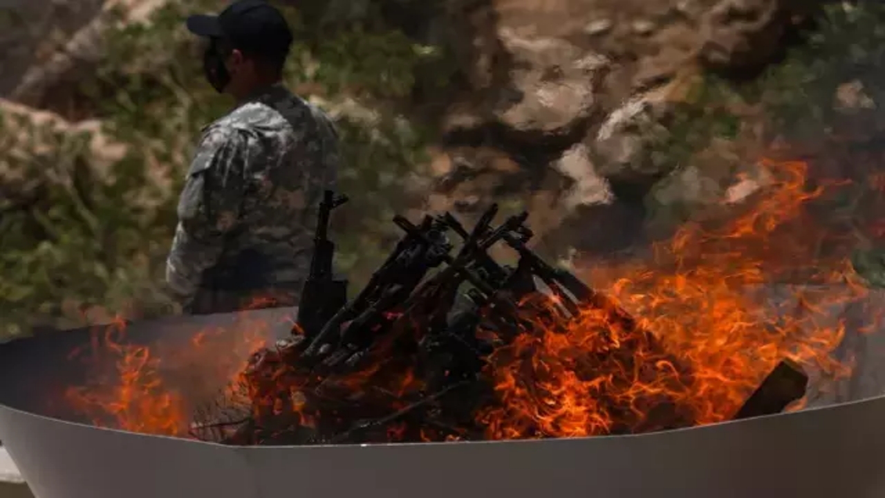 Foto - PKK’nın silahları yaktığı anda dikkat çeken detay! Hiç kimse onu orada görmeyi beklemiyordu