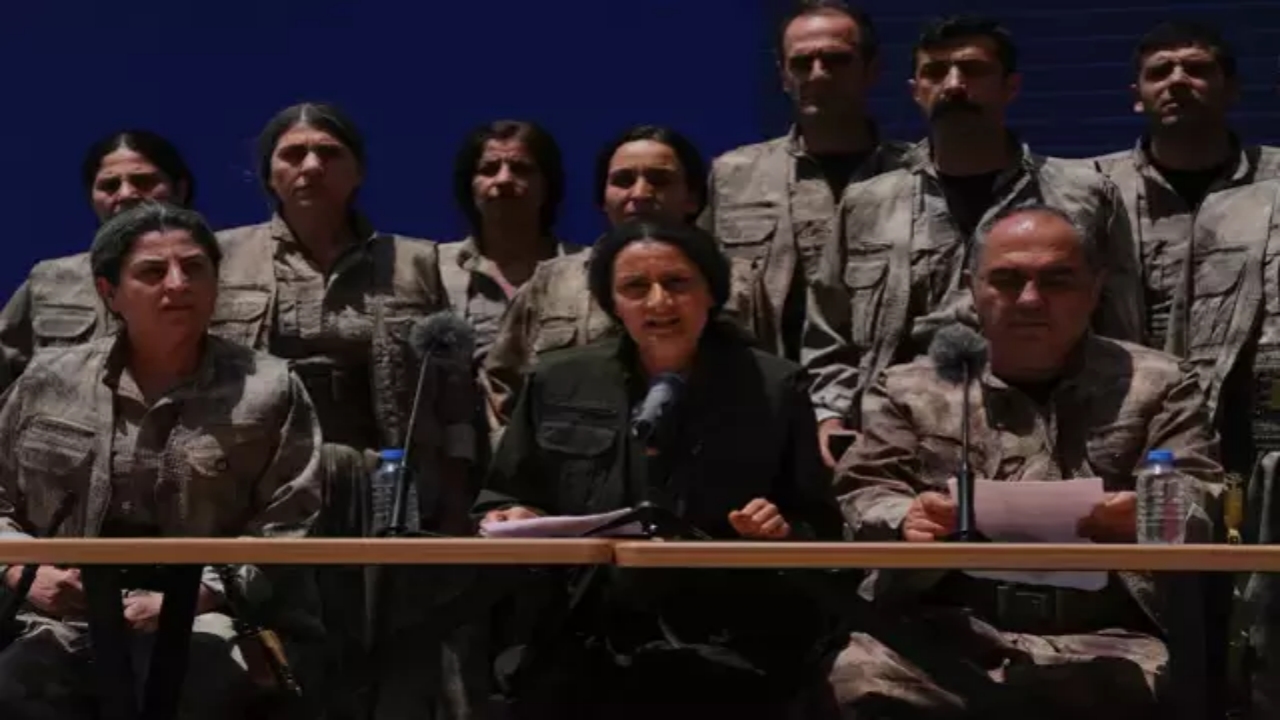 Foto - PKK’nın silahları yaktığı anda dikkat çeken detay! Hiç kimse onu orada görmeyi beklemiyordu