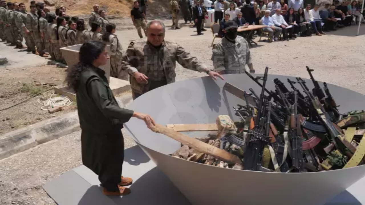 PKK’nın silahları yaktığı anda dikkat çeken detay! Hiç kimse onu orada görmeyi beklemiyordu