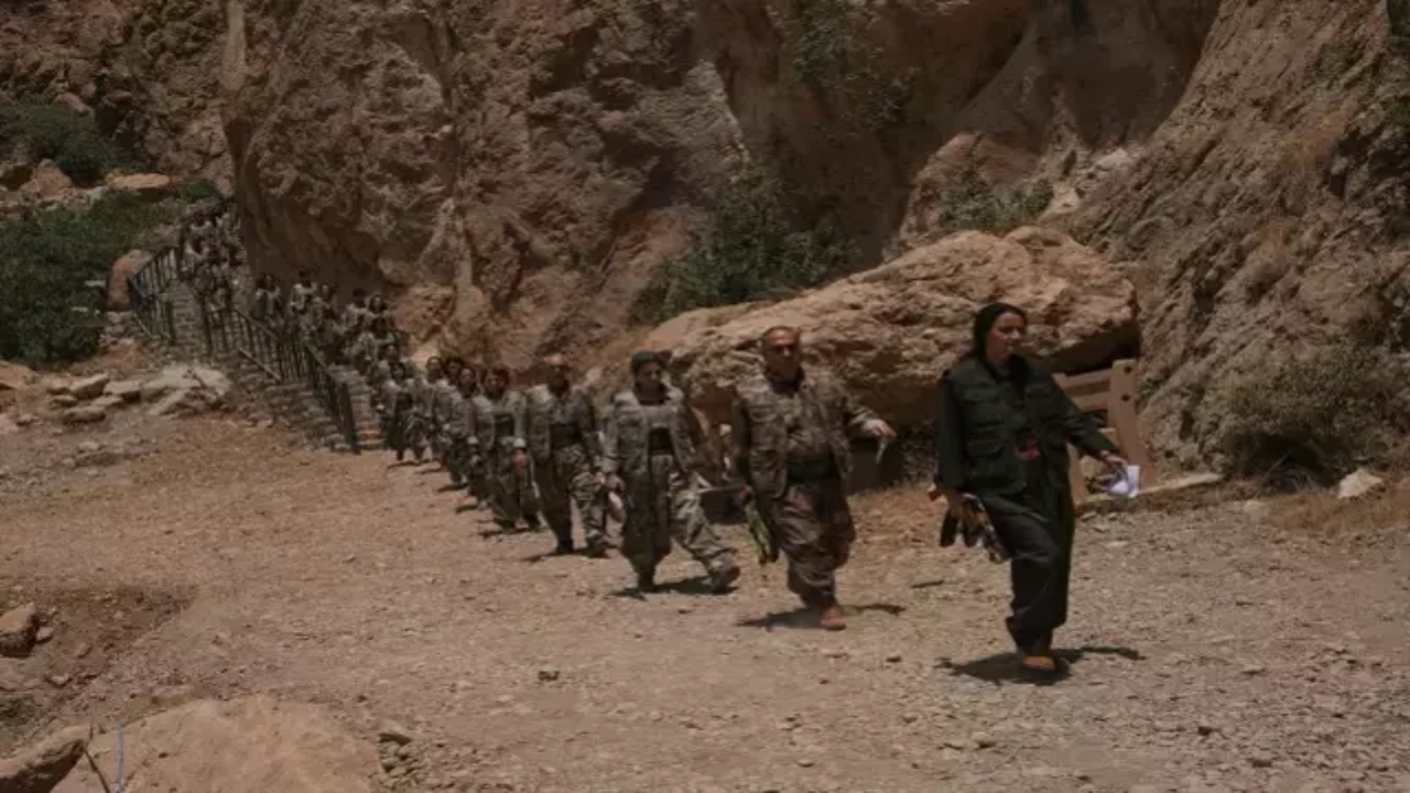 Foto - PKK’nın silahları yaktığı anda dikkat çeken detay! Hiç kimse onu orada görmeyi beklemiyordu