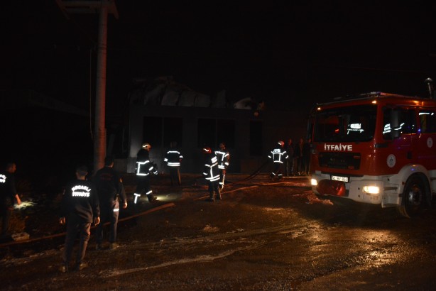 Foto - Plastik geri dönüşüm fabrikasında çıkan yangın söndürüldü
