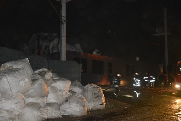 Plastik geri dönüşüm fabrikasında çıkan yangın söndürüldü