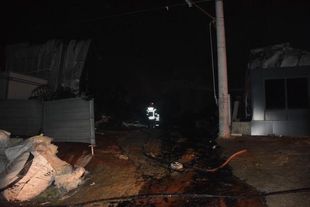 Foto - Plastik geri dönüşüm fabrikasında çıkan yangın söndürüldü