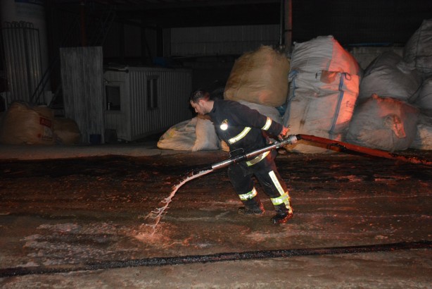 Foto - Plastik geri dönüşüm fabrikasında çıkan yangın söndürüldü