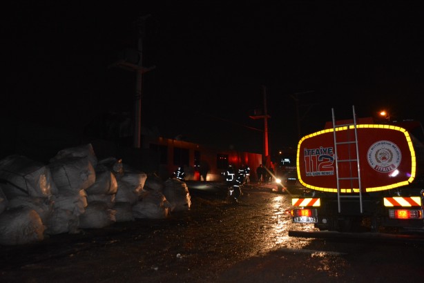 Foto - Plastik geri dönüşüm fabrikasında çıkan yangın söndürüldü