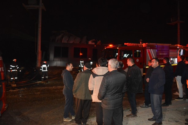 Foto - Plastik geri dönüşüm fabrikasında çıkan yangın söndürüldü