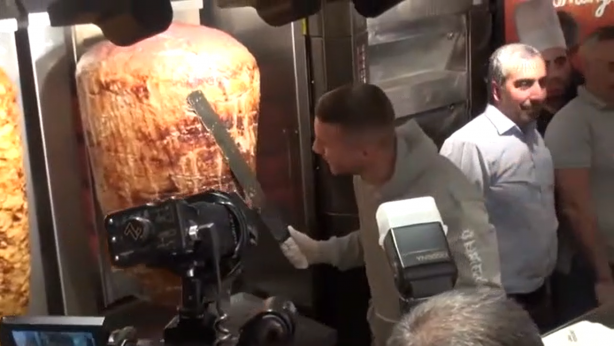 Foto - Podolski'nin dönere yaptığı zam tepki çekti