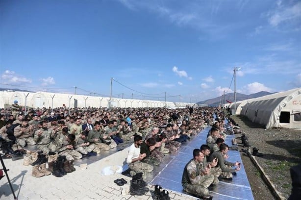 Foto - PÖH ve JÖH birlikte namaz kıldı
