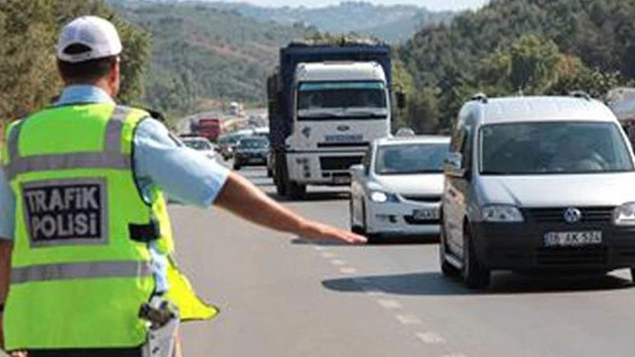Foto - Polis 81 ilde araçları tek tek kontrol etmeye başladı! Aracında olmayan sürücülere anında ceza! 