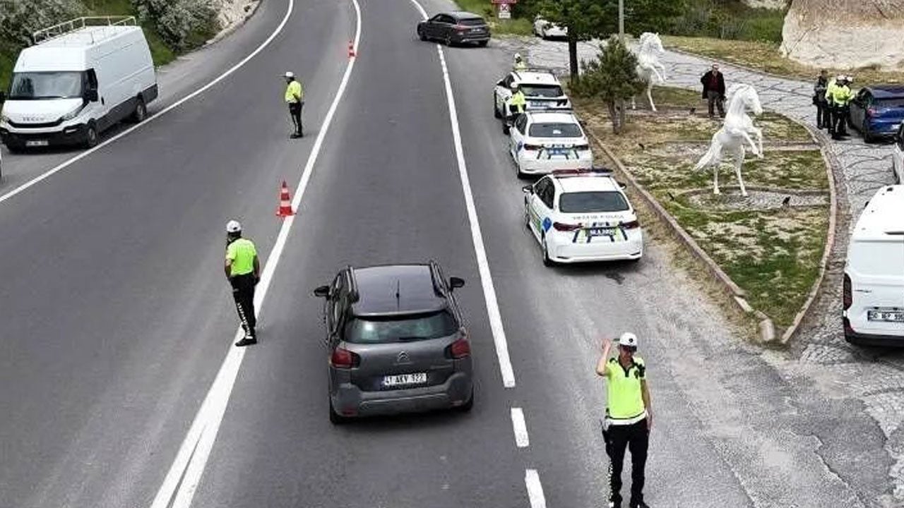 Foto - Polis 81 ilde araçları tek tek kontrol etmeye başladı! Aracında olmayan sürücülere anında ceza! 