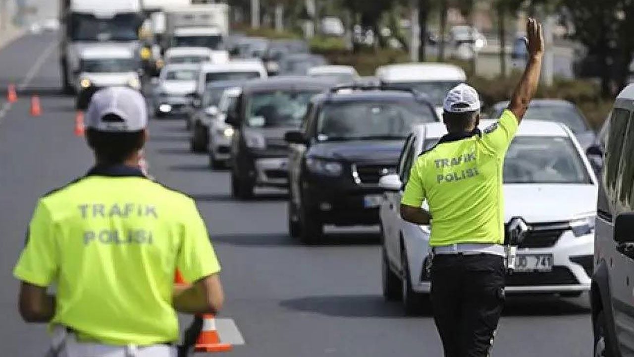 Foto - Polis 81 ilde araçları tek tek kontrol etmeye başladı! Aracında olmayan sürücülere anında ceza! 