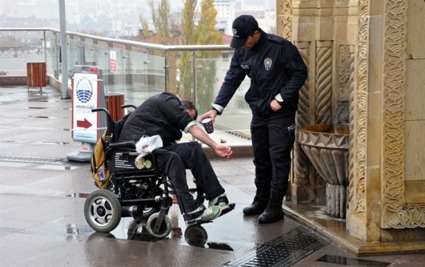 Foto - Polis abdest almak isteyen engelli vatandaşa böyle yardım etti