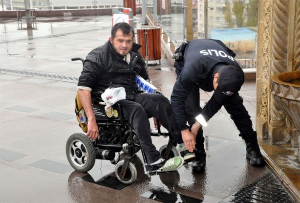 Foto - Polis abdest almak isteyen engelli vatandaşa böyle yardım etti