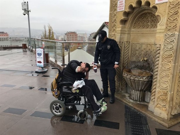 Foto - Polis abdest almak isteyen engelli vatandaşa böyle yardım etti