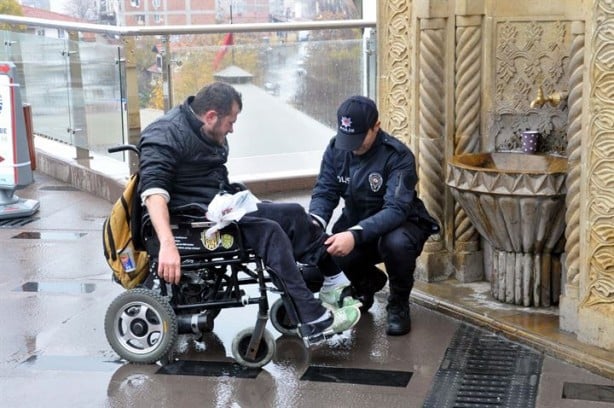 Foto - Polis abdest almak isteyen engelli vatandaşa böyle yardım etti
