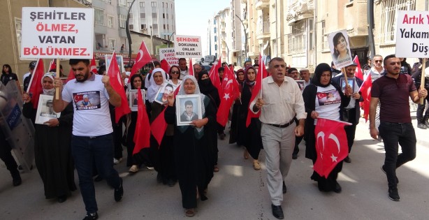 Foto - Polis aileleri zor durdurdu! HDP’lilerden acılı annelere küstah hareket