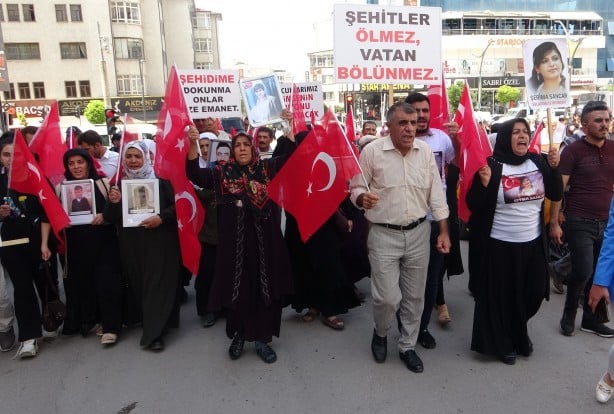Foto - Polis aileleri zor durdurdu! HDP’lilerden acılı annelere küstah hareket