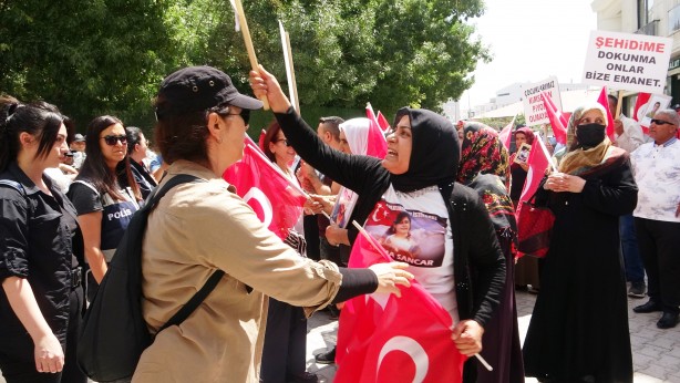 Foto - Polis aileleri zor durdurdu! HDP’lilerden acılı annelere küstah hareket