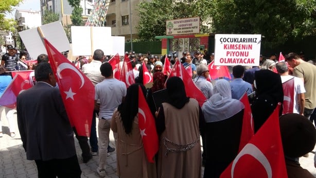 Foto - Polis aileleri zor durdurdu! HDP’lilerden acılı annelere küstah hareket