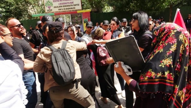 Foto - Polis aileleri zor durdurdu! HDP’lilerden acılı annelere küstah hareket