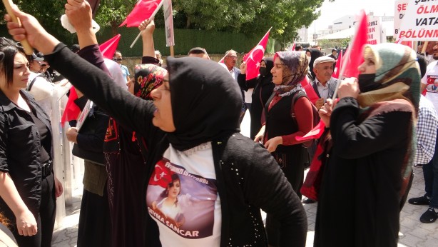 Polis aileleri zor durdurdu! HDP’lilerden acılı annelere küstah hareket